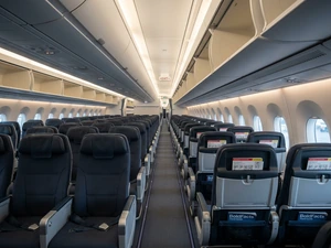 Passenger Chokes Flight Attendant, Tries to Storm Cockpit