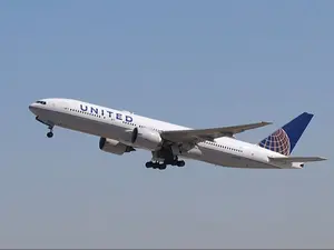 United Airlines Pilots 'Showered With Glass' After Midair Collision
